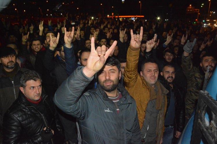 <p>KARABÜK’te, Alperen ve Ülkü Ocakları üyesi yaklaşık 800 kişi, Kayseri’deki terör saldırısını yürüyüşle protesto etti. </p>