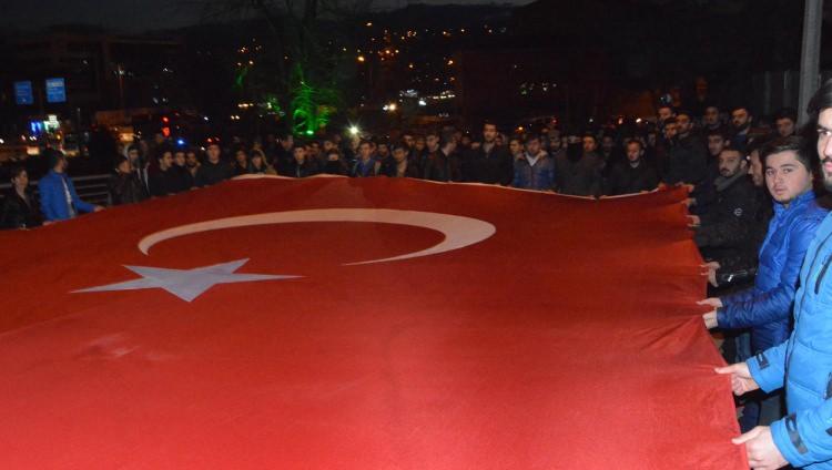 <p>KARABÜK’te, Alperen ve Ülkü Ocakları üyesi yaklaşık 800 kişi, Kayseri’deki terör saldırısını yürüyüşle protesto etti. </p>
