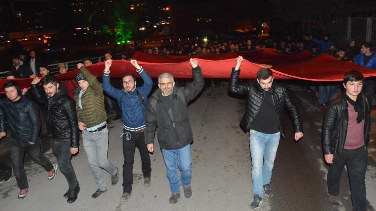 <p>KARABÜK’te, Alperen ve Ülkü Ocakları üyesi yaklaşık 800 kişi, Kayseri’deki terör saldırısını yürüyüşle protesto etti. </p>

