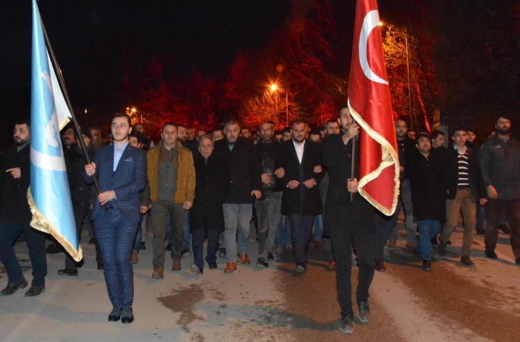 <p>KARABÜK’te, Alperen ve Ülkü Ocakları üyesi yaklaşık 800 kişi, Kayseri’deki terör saldırısını yürüyüşle protesto etti. </p>
