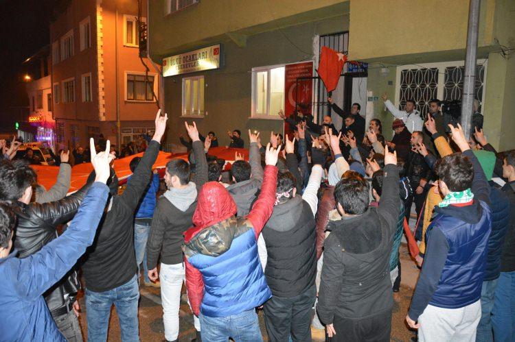 <p>KAYSERİ'de terör örgütü PKK'nın çarşı iznine çıkan askerlere yönelik düzenlediği saldırı, yapılan yürüyüşle protesto edildi. </p>

<p> </p>
