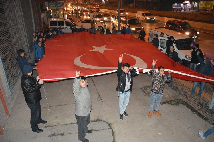 <p>KAYSERİ'de terör örgütü PKK'nın çarşı iznine çıkan askerlere yönelik düzenlediği saldırı, yapılan yürüyüşle protesto edildi. </p>

<p> </p>
