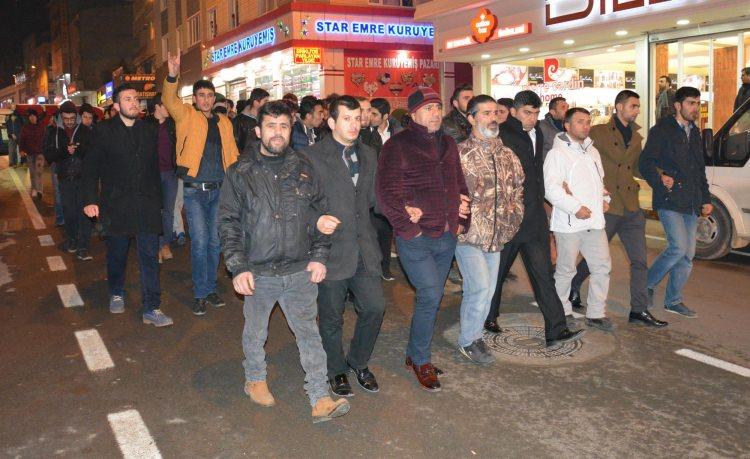 <p>KAYSERİ'de terör örgütü PKK'nın çarşı iznine çıkan askerlere yönelik düzenlediği saldırı, yapılan yürüyüşle protesto edildi. </p>

<p> </p>
