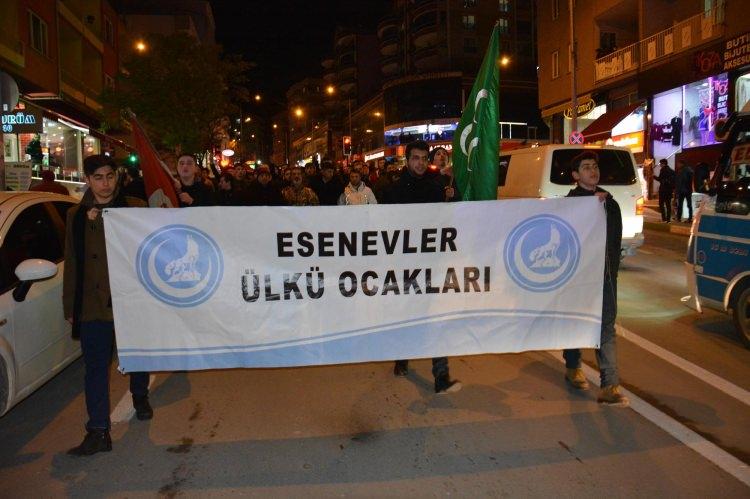 <p>KAYSERİ'de terör örgütü PKK'nın çarşı iznine çıkan askerlere yönelik düzenlediği saldırı, yapılan yürüyüşle protesto edildi. </p>

<p> </p>
