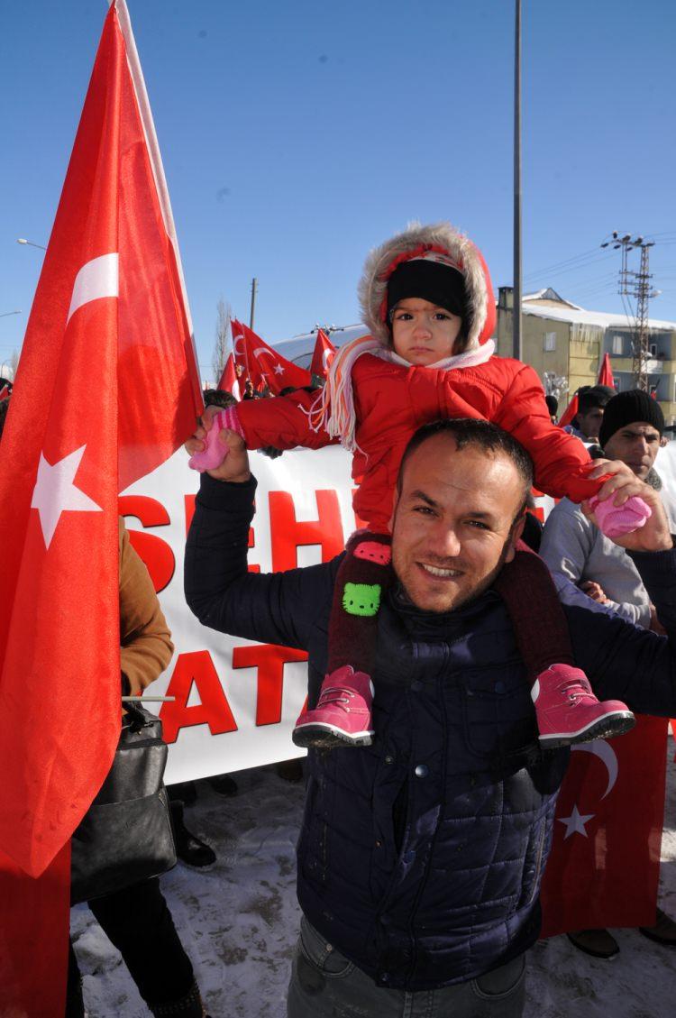 <p>HAKKARİ'nin Yüksekova İlçesi'nde kaymakamlık tarafından organize edilen yürüyüşle terör protesto edildi. Yaklaşık 3 bin kişi ellerinde Türk Bayraklarıyla teröre karşı yürüyüp slogan attı.<br />
 </p>
