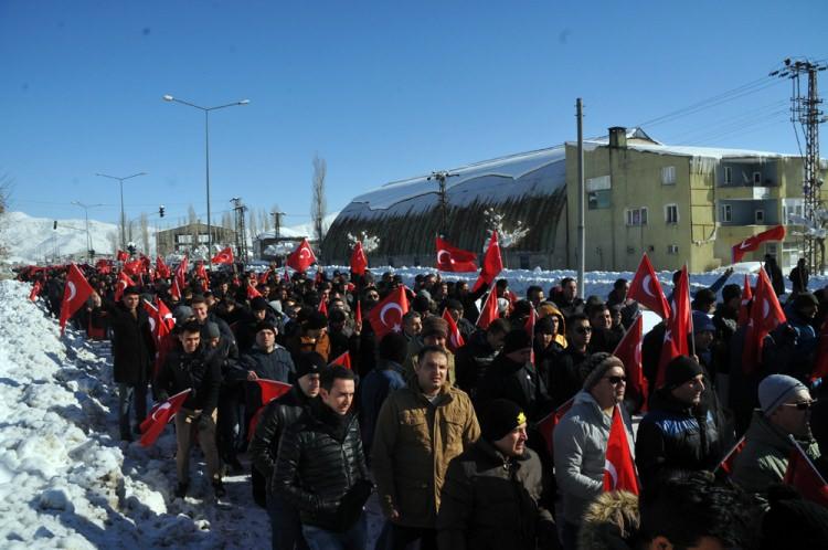 <p>HAKKARİ'nin Yüksekova İlçesi'nde kaymakamlık tarafından organize edilen yürüyüşle terör protesto edildi. Yaklaşık 3 bin kişi ellerinde Türk Bayraklarıyla teröre karşı yürüyüp slogan attı.<br />
 </p>
