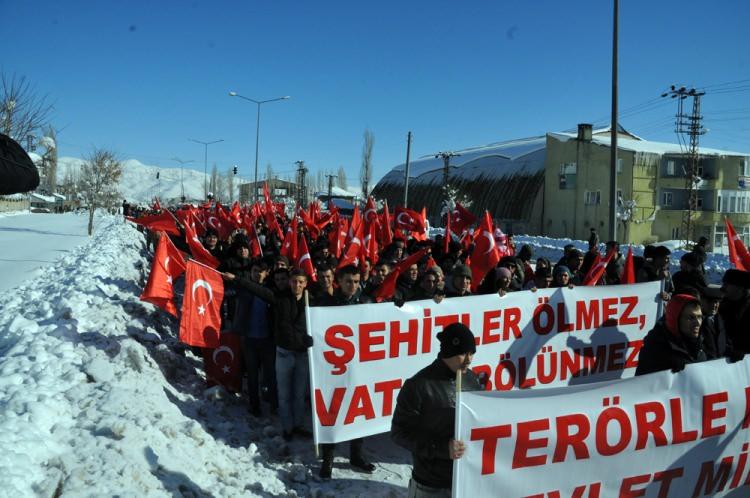 <p>HAKKARİ'nin Yüksekova İlçesi'nde kaymakamlık tarafından organize edilen yürüyüşle terör protesto edildi. Yaklaşık 3 bin kişi ellerinde Türk Bayraklarıyla teröre karşı yürüyüp slogan attı.<br />
 </p>
