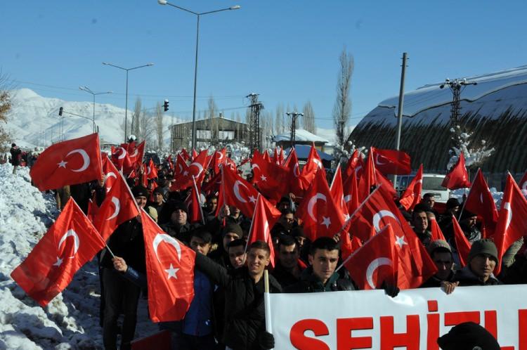 <p>HAKKARİ'nin Yüksekova İlçesi'nde kaymakamlık tarafından organize edilen yürüyüşle terör protesto edildi. Yaklaşık 3 bin kişi ellerinde Türk Bayraklarıyla teröre karşı yürüyüp slogan attı.<br />
 </p>
