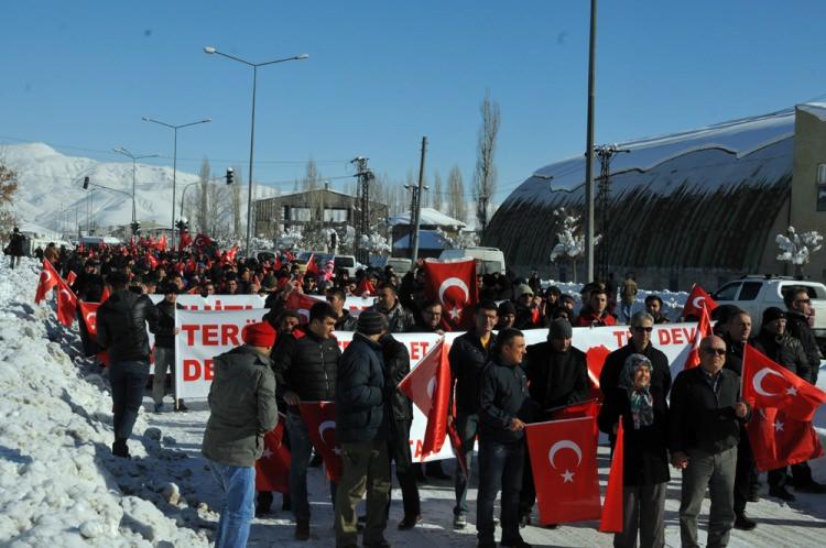 <p>HAKKARİ'nin Yüksekova İlçesi'nde kaymakamlık tarafından organize edilen yürüyüşle terör protesto edildi. Yaklaşık 3 bin kişi ellerinde Türk Bayraklarıyla teröre karşı yürüyüp slogan attı.<br />
 </p>
