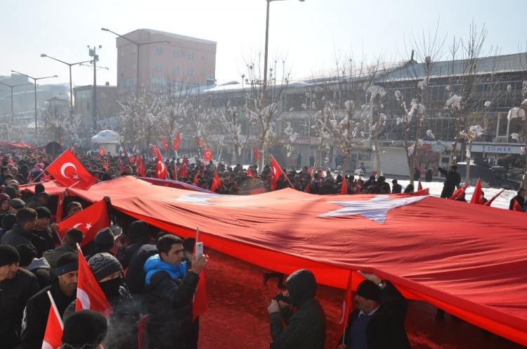 <p>Diyarbakır ve Hakkari’de binlerce insan ’terörle lanet’ yürüyüşünde bir araya geldi. Yenişehir ilçesindeki yürüyüşte Diyarbakırlılar hep bir ağızdan terör örgütü PKK’ya lanet yağdırdı, şehitlere rahmet diledi. Şehitler Anıtı önünde bir de basın açıklaması yapıldı.</p>
