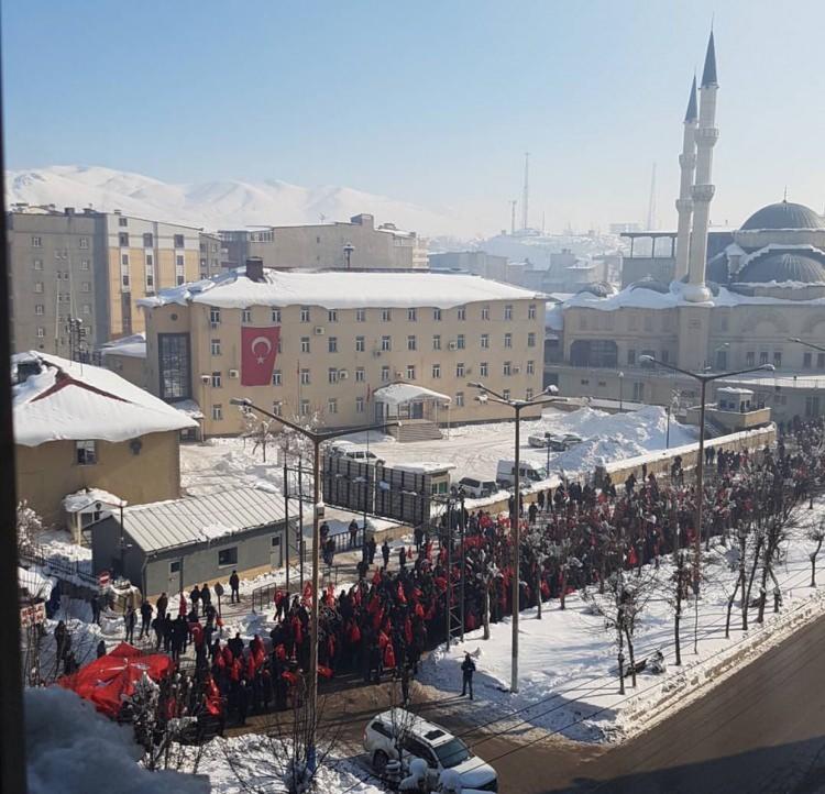 <p>Yüksekova'da Bayrak Yürüyüşü</p>