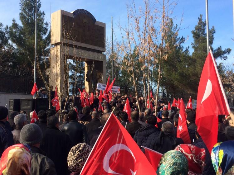 <p>Diyarbakır, şehitlerimizi anmak ve tüm terör örgütlerine hayır demek için caddelere döküldü.</p>