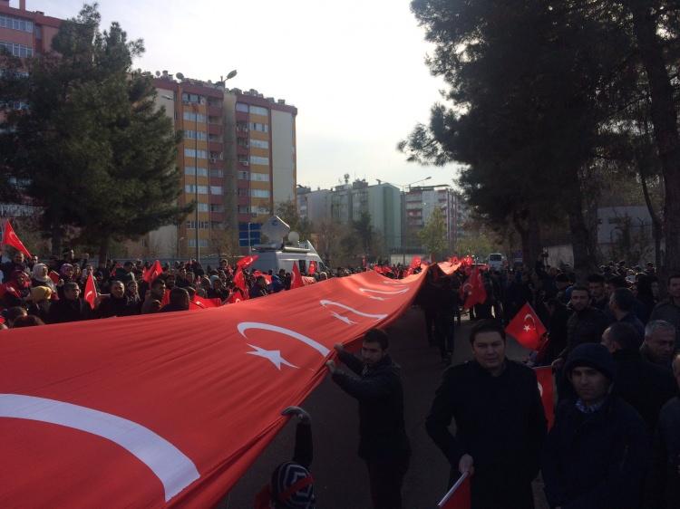 <p>Diyarbakır, şehitlerimizi anmak ve tüm terör örgütlerine hayır demek için caddelere döküldü.</p>