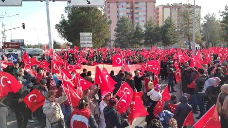 <p>Diyarbakır'da Bayrak Yürüyüşü</p>