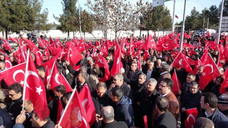 <p>Diyarbakır'da Bayrak Yürüyüşü</p>