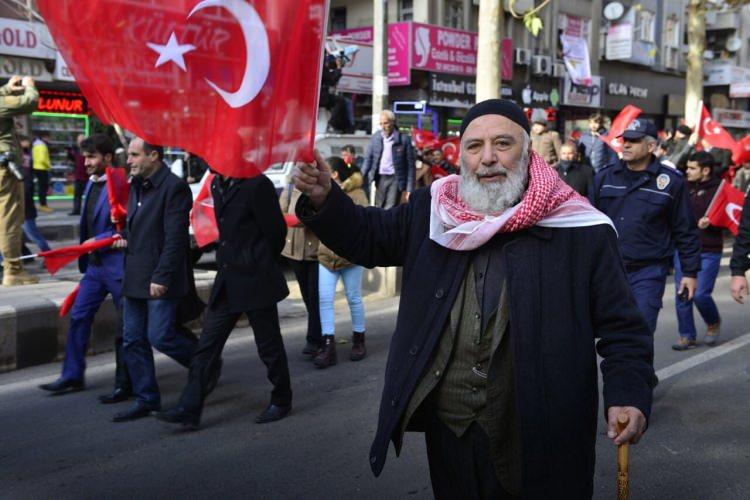 <p>Diyarbakır'da şehitlere saygı yürüyüşü düzenlendi</p>