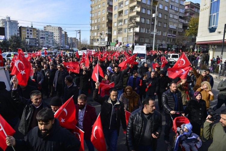 <p>Diyarbakır'da şehitlere saygı yürüyüşü düzenlendi</p>
