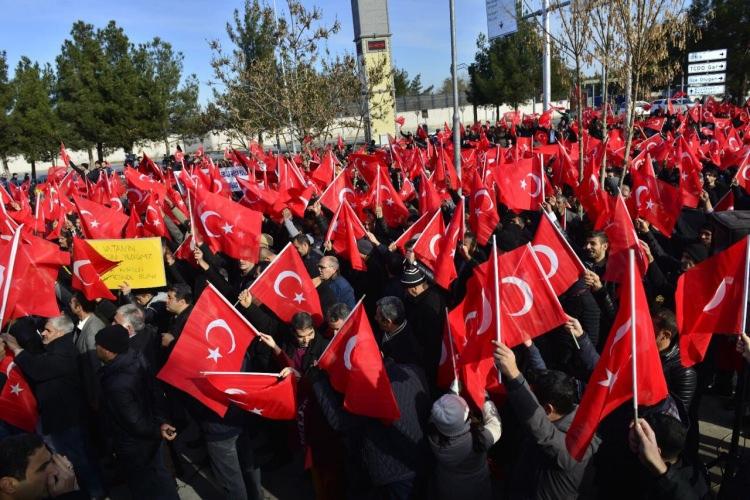 <p>Diyarbakır'da şehitlere saygı yürüyüşü düzenlendi</p>