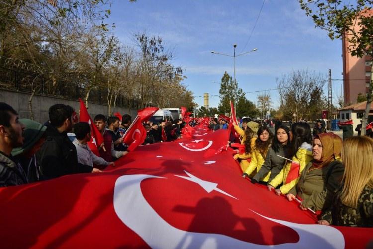 <p>Diyarbakır'da şehitlere saygı yürüyüşü düzenlendi</p>
