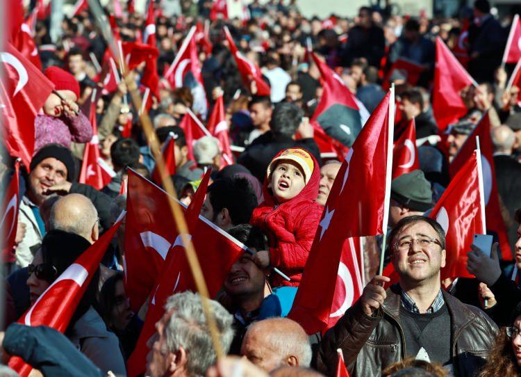 <p>ANTALYA'da AK Parti, CHP ve MHP il başkanlıklarının başvurusu üzerine valilik önderliğinde tüm siyasi partiler, sivil toplum örgütleri, kamu kurum ve kuruluşları ile vatandaşların katılımıyla, Cumhuriyet Meydanı'nda 'Antalya Teröre Karşı Tek Ses Tek Yürek' mitingi düzenlendi. </p>
<p> </p>