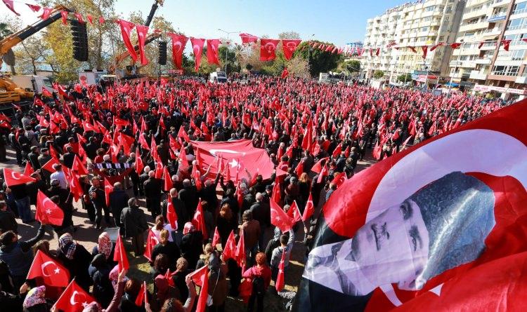 <p>ANTALYA'da AK Parti, CHP ve MHP il başkanlıklarının başvurusu üzerine valilik önderliğinde tüm siyasi partiler, sivil toplum örgütleri, kamu kurum ve kuruluşları ile vatandaşların katılımıyla, Cumhuriyet Meydanı'nda 'Antalya Teröre Karşı Tek Ses Tek Yürek' mitingi düzenlendi. </p>

<p> </p>
