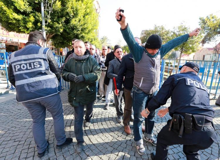 <p>ANTALYA'da AK Parti, CHP ve MHP il başkanlıklarının başvurusu üzerine valilik önderliğinde tüm siyasi partiler, sivil toplum örgütleri, kamu kurum ve kuruluşları ile vatandaşların katılımıyla, Cumhuriyet Meydanı'nda 'Antalya Teröre Karşı Tek Ses Tek Yürek' mitingi düzenlendi. </p>

<p> </p>
