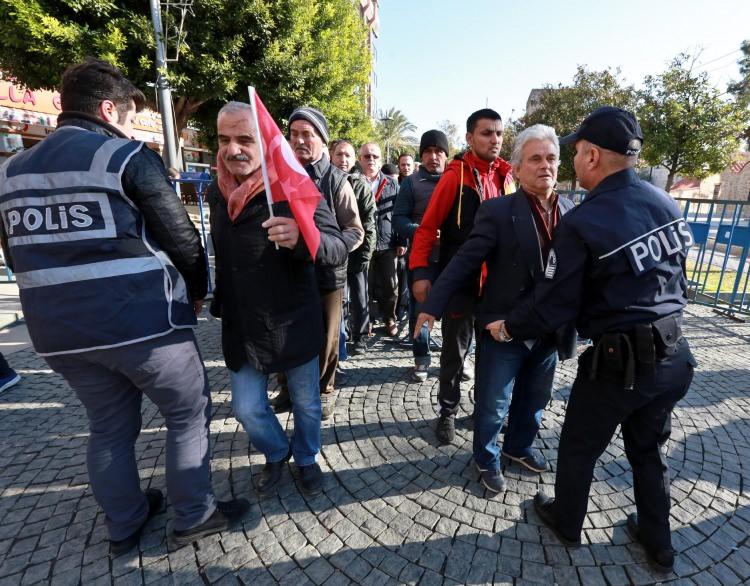 <p>ANTALYA'da AK Parti, CHP ve MHP il başkanlıklarının başvurusu üzerine valilik önderliğinde tüm siyasi partiler, sivil toplum örgütleri, kamu kurum ve kuruluşları ile vatandaşların katılımıyla, Cumhuriyet Meydanı'nda 'Antalya Teröre Karşı Tek Ses Tek Yürek' mitingi düzenlendi. </p>

<p> </p>

