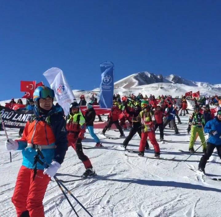 <p>KAYSERİ'de, kayakseverler Erciyes Kayak Merkezi'nde 'Teröre lanet kayağı yaptı.</p>
