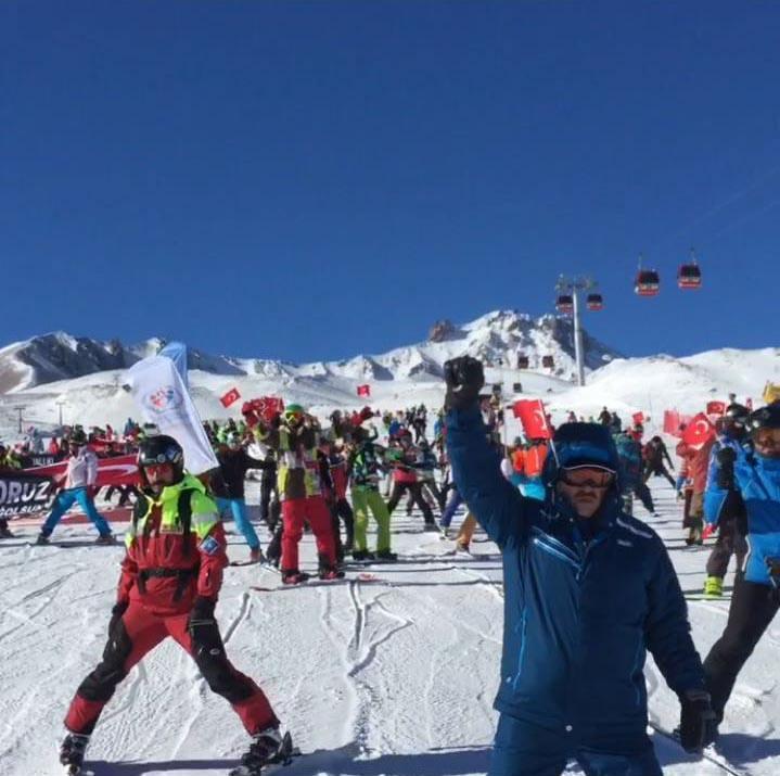 <p>KAYSERİ'de, kayakseverler Erciyes Kayak Merkezi'nde 'Teröre lanet kayağı yaptı.</p>