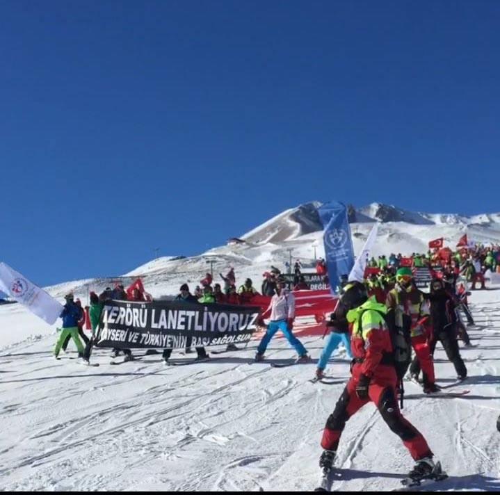 <p>KAYSERİ'de, kayakseverler Erciyes Kayak Merkezi'nde 'Teröre lanet kayağı yaptı.</p>