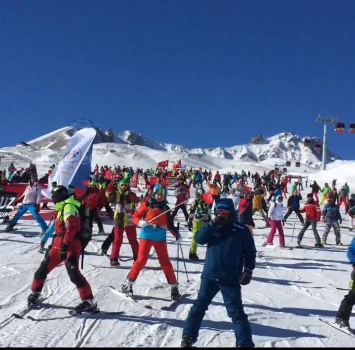 <p>KAYSERİ'de, kayakseverler Erciyes Kayak Merkezi'nde 'Teröre lanet kayağı yaptı.</p>