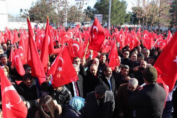 <p>İSTANBUL Beşiktaş ve Kayseri'de, PKK'lı teröristlerin polise ve askerlere yönelik bomba yüklü araçlarla yaptığı saldırılar, Diyarbakır'da binlerce kişinin katıldığı gösteriyle protesto edildi. Diyarbakır'da son yılların en büyük protesto gösterisinde yüzlerce metrelik Türk bayrağı açarak yürüyenler 'Kahrolsun PKK', 'Şehitler ölmez vatan bölünmez' sloganları attı.</p>
<p> </p>