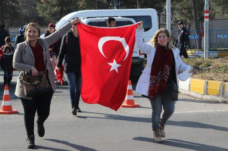 <p>İSTANBUL Beşiktaş ve Kayseri'de, PKK'lı teröristlerin polise ve askerlere yönelik bomba yüklü araçlarla yaptığı saldırılar, Diyarbakır'da binlerce kişinin katıldığı gösteriyle protesto edildi. Diyarbakır'da son yılların en büyük protesto gösterisinde yüzlerce metrelik Türk bayrağı açarak yürüyenler 'Kahrolsun PKK', 'Şehitler ölmez vatan bölünmez' sloganları attı.</p>

<p> </p>
