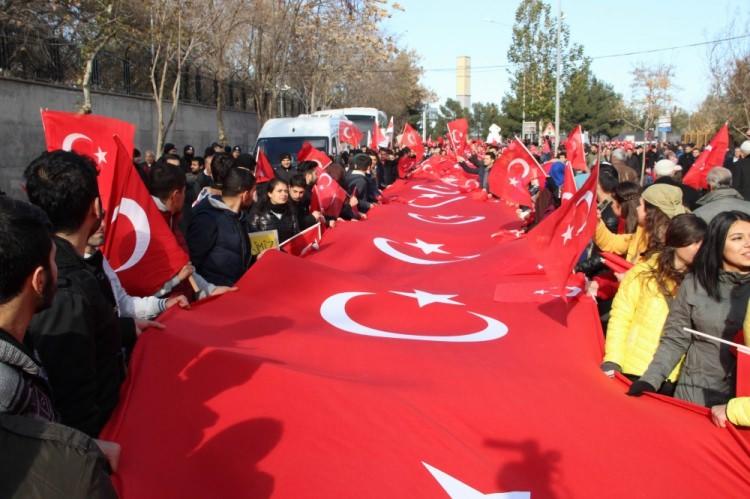<p>İSTANBUL Beşiktaş ve Kayseri'de, PKK'lı teröristlerin polise ve askerlere yönelik bomba yüklü araçlarla yaptığı saldırılar, Diyarbakır'da binlerce kişinin katıldığı gösteriyle protesto edildi. Diyarbakır'da son yılların en büyük protesto gösterisinde yüzlerce metrelik Türk bayrağı açarak yürüyenler 'Kahrolsun PKK', 'Şehitler ölmez vatan bölünmez' sloganları attı.</p>
<p> </p>