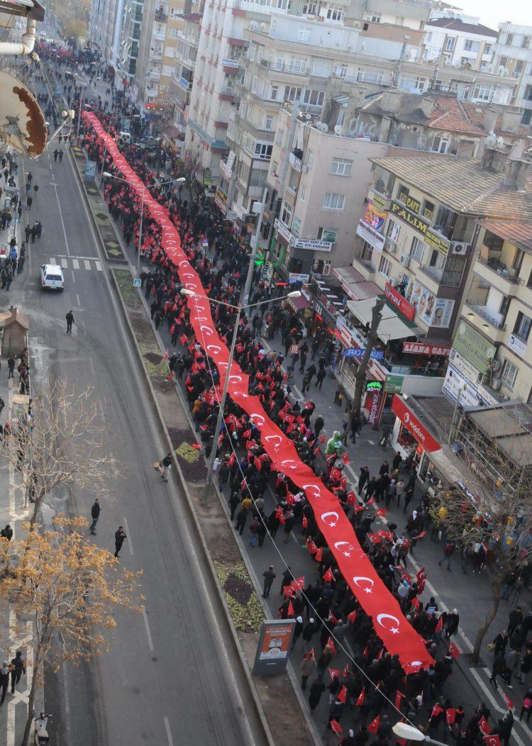 <p>İSTANBUL Beşiktaş ve Kayseri'de, PKK'lı teröristlerin polise ve askerlere yönelik bomba yüklü araçlarla yaptığı saldırılar, Diyarbakır'da binlerce kişinin katıldığı gösteriyle protesto edildi. Diyarbakır'da son yılların en büyük protesto gösterisinde yüzlerce metrelik Türk bayrağı açarak yürüyenler 'Kahrolsun PKK', 'Şehitler ölmez vatan bölünmez' sloganları attı.</p>
<p> </p>