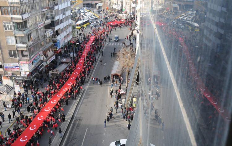 <p>İSTANBUL Beşiktaş ve Kayseri'de, PKK'lı teröristlerin polise ve askerlere yönelik bomba yüklü araçlarla yaptığı saldırılar, Diyarbakır'da binlerce kişinin katıldığı gösteriyle protesto edildi. Diyarbakır'da son yılların en büyük protesto gösterisinde yüzlerce metrelik Türk bayrağı açarak yürüyenler 'Kahrolsun PKK', 'Şehitler ölmez vatan bölünmez' sloganları attı.</p>
<p> </p>