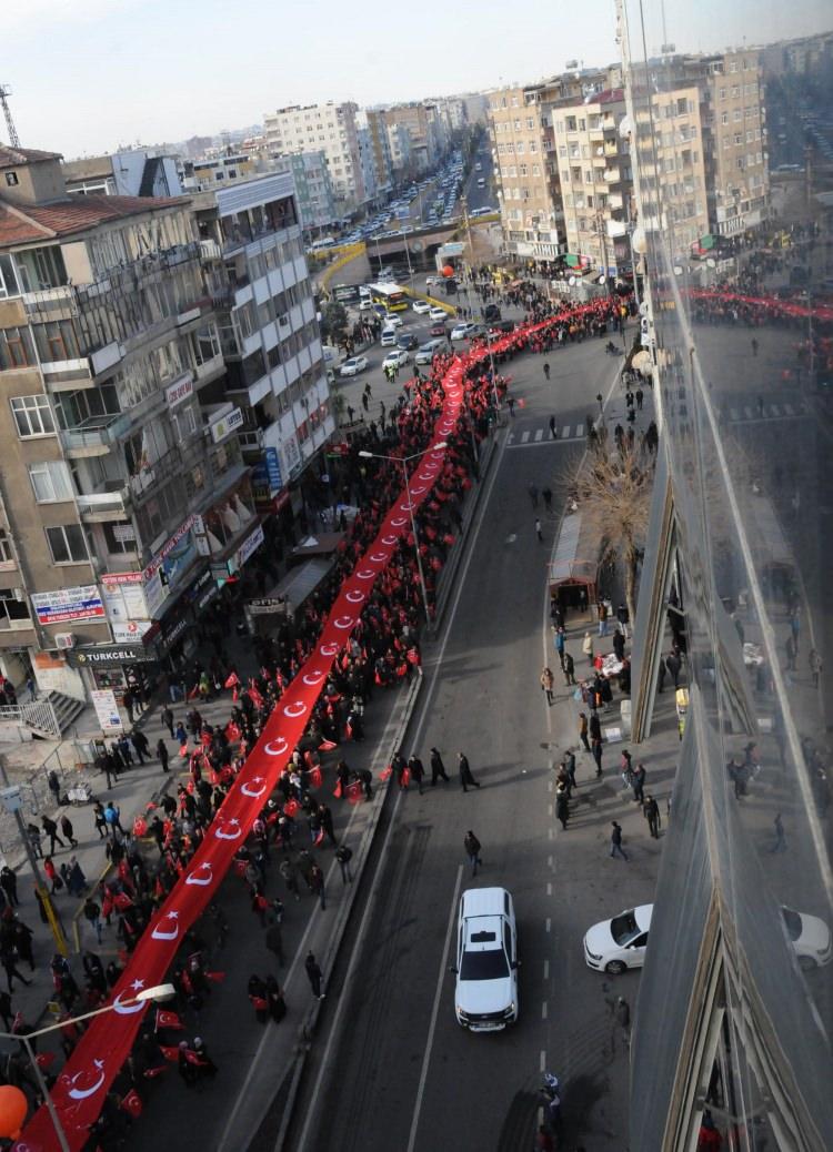 <p>İSTANBUL Beşiktaş ve Kayseri'de, PKK'lı teröristlerin polise ve askerlere yönelik bomba yüklü araçlarla yaptığı saldırılar, Diyarbakır'da binlerce kişinin katıldığı gösteriyle protesto edildi. Diyarbakır'da son yılların en büyük protesto gösterisinde yüzlerce metrelik Türk bayrağı açarak yürüyenler 'Kahrolsun PKK', 'Şehitler ölmez vatan bölünmez' sloganları attı.</p>
<p> </p>