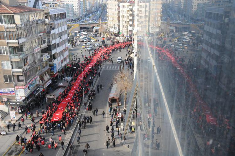 <p>İSTANBUL Beşiktaş ve Kayseri'de, PKK'lı teröristlerin polise ve askerlere yönelik bomba yüklü araçlarla yaptığı saldırılar, Diyarbakır'da binlerce kişinin katıldığı gösteriyle protesto edildi. Diyarbakır'da son yılların en büyük protesto gösterisinde yüzlerce metrelik Türk bayrağı açarak yürüyenler 'Kahrolsun PKK', 'Şehitler ölmez vatan bölünmez' sloganları attı.</p>
<p> </p>