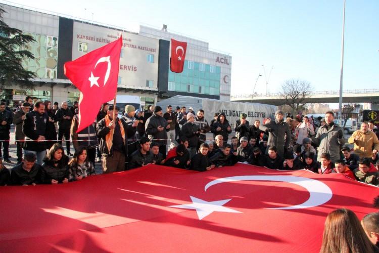 <p>Kayseri'de yaşanan bombalı terör saldırısı sonrası Türk bayraklı bir grup vatandaş Kayseri Eğitim ve Araştırma Hastanesine gelerek törere lanet, şehitlere dua okudu. Kayseri'de dün yaşanan terör saldırısı sonrası vatandaşlar teröre lanet için olayın olduğu saatten bu yana tepki yürüyüşü yaptı. Cumhuriyet Meydanı'nda toplanan yaklaşık 200 kişilik grup bayraklarla yürüdü.</p>