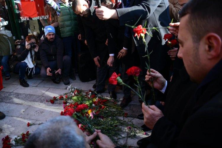 <p>Kayseri'de yaşanan bombalı terör saldırısı sonrası Türk bayraklı bir grup vatandaş Kayseri Eğitim ve Araştırma Hastanesine gelerek törere lanet, şehitlere dua okudu. Kayseri'de dün yaşanan teKayseri'de yaşanan bombalı terör saldırısı sonrası Türk bayraklı bir grup vatandaş Kayseri Eğitim ve Araştırma Hastanesine gelerek törere lanet, şehitlere dua okudu. Kayseri'de dün yaşanan terör saldırısı sonrası vatandaşlar teröre lanet için olayın olduğu saatten bu yana tepki yürüyüşü yaptı. Cumhuriyet Meydanı'nda toplanan yaklaşık 200 kişilik grup bayraklarla yürüdü.rör saldırısı sonrası vatandaşlar teröre lanet için olayın olduğu saatten bu yana tepki yürüyüşü yaptı. Cumhuriyet Meydanı'nda toplanan yaklaşık 200 kişilik grup bayraklarla yürüdü.</p>