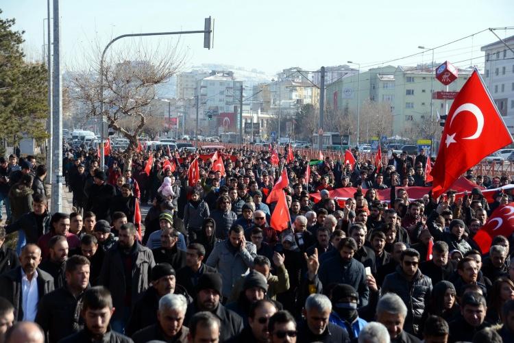<p>Kayseri'de yaşanan bombalı terör saldırısı sonrası Türk bayraklı bir grup vatandaş Kayseri Eğitim ve Araştırma Hastanesine gelerek törere lanet, şehitlere dua okudu. Kayseri'de dün yaşanan terör saldırısı sonrası vatandaşlar teröre lanet için olayın olduğu saatten bu yana tepki yürüyüşü yaptı. Cumhuriyet Meydanı'nda toplanan yaklaşık 200 kişilik grup bayraklarla yürüdü.</p>