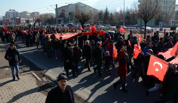 <p>Kayseri'de yaşanan bombalı terör saldırısı sonrası Türk bayraklı bir grup vatandaş Kayseri Eğitim ve Araştırma Hastanesine gelerek törere lanet, şehitlere dua okudu. Kayseri'de dün yaşanan terör saldırısı sonrası vatandaşlar teröre lanet için olayın olduğu saatten bu yana tepki yürüyüşü yaptı. Cumhuriyet Meydanı'nda toplanan yaklaşık 200 kişilik grup bayraklarla yürüdü.</p>