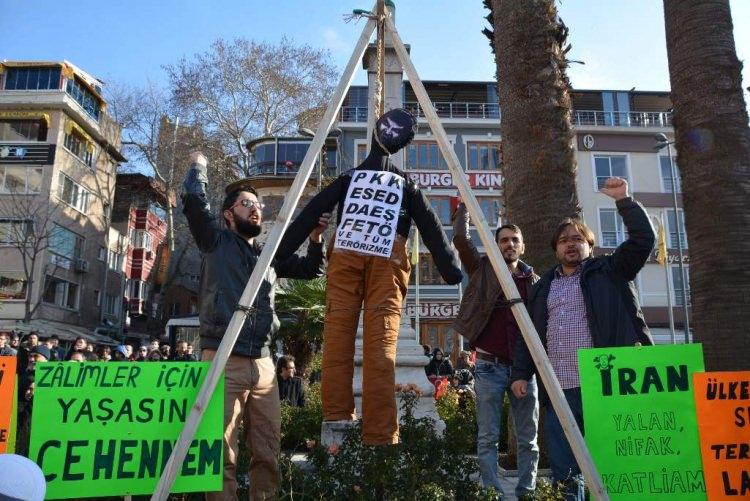 <p>BALIKESİR’in Bandırma İlçe’nde 21 sivil toplum kuruluşu, 'Teröre ve katliama lanet mitingi' düzenledi. Mitinge yaklaşık 3 bin kişi katıldı.</p>