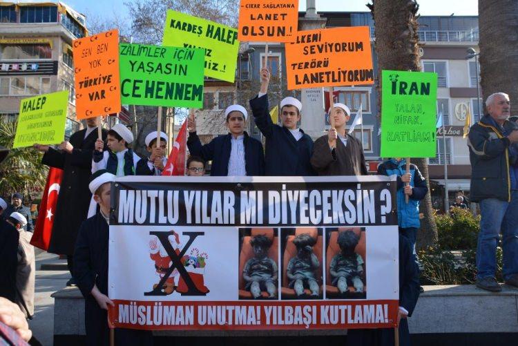<p>BALIKESİR’in Bandırma İlçe’nde 21 sivil toplum kuruluşu, 'Teröre ve katliama lanet mitingi' düzenledi. Mitinge yaklaşık 3 bin kişi katıldı.</p>