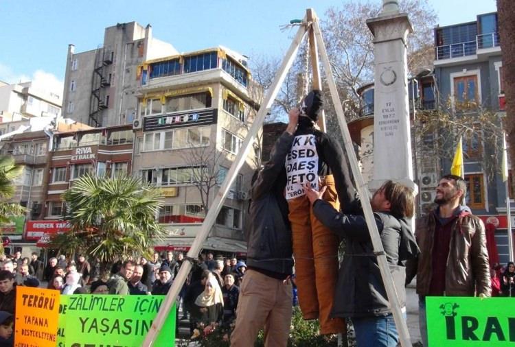 <p>BALIKESİR’in Bandırma İlçe’nde 21 sivil toplum kuruluşu, 'Teröre ve katliama lanet mitingi' düzenledi. Mitinge yaklaşık 3 bin kişi katıldı.</p>