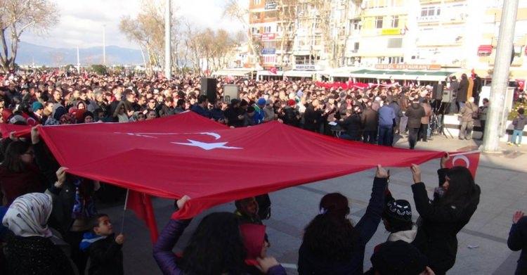 <p>BALIKESİR’in Bandırma İlçe’nde 21 sivil toplum kuruluşu, 'Teröre ve katliama lanet mitingi' düzenledi. Mitinge yaklaşık 3 bin kişi katıldı.</p>
