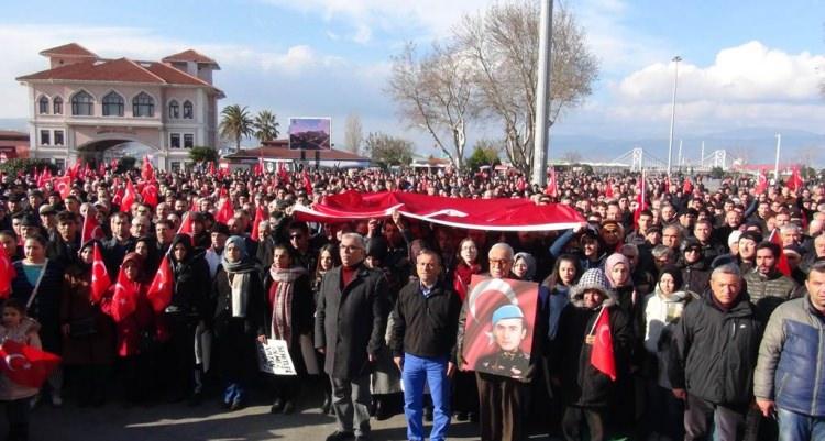 <p>BALIKESİR’in Bandırma İlçe’nde 21 sivil toplum kuruluşu, 'Teröre ve katliama lanet mitingi' düzenledi. Mitinge yaklaşık 3 bin kişi katıldı.</p>