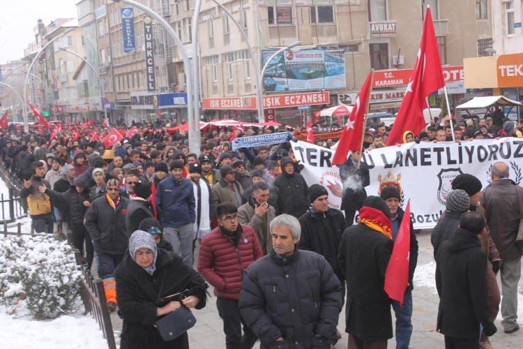<p>KARAMAN'da futbol takımı taraftar grupları, teröre tepki için yürüyüş yapıp, çevre güvenliğini sağlayan polislere de karanfil dağıttı. </p>

<p> </p>
