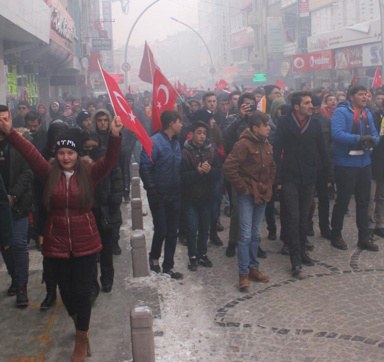 <p>KARAMAN'da futbol takımı taraftar grupları, teröre tepki için yürüyüş yapıp, çevre güvenliğini sağlayan polislere de karanfil dağıttı. </p>

<p> </p>
