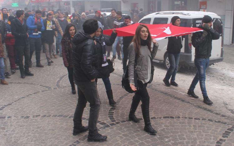 <p>KARAMAN'da futbol takımı taraftar grupları, teröre tepki için yürüyüş yapıp, çevre güvenliğini sağlayan polislere de karanfil dağıttı. </p>

<p> </p>

